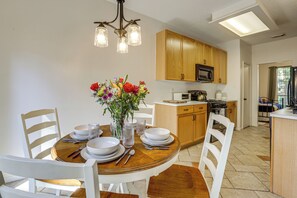 Apartment (2 Bedrooms) | Interior - Bike & Explore: Family Home in The Woodlands! (The Woodlands)
