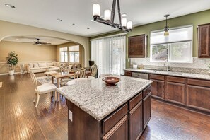 House (4 Bedrooms) | Interior