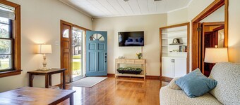 Peaceful Patio, Sunroom: Pet-friendly Baldwin Home