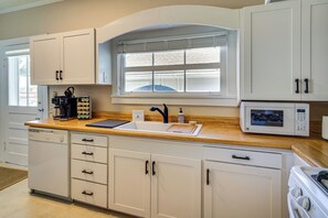 Interior - Sunshine Under the Oak: Baldwin Home w/ Patio! (Baldwin)