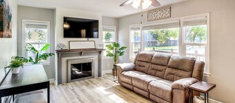 Half-mi to Dtwn Yankton & River: Charming Home!