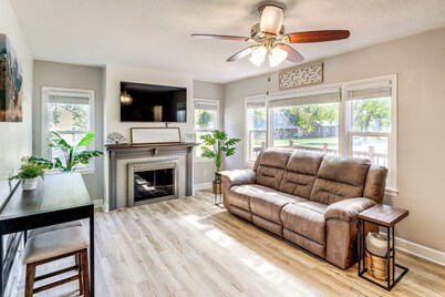 Half-mi to Dtwn Yankton & River: Charming Home!