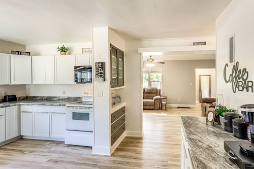 Half-mi to Dtwn Yankton & River: Charming Home!