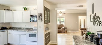 Half-mi to Dtwn Yankton & River: Charming Home!