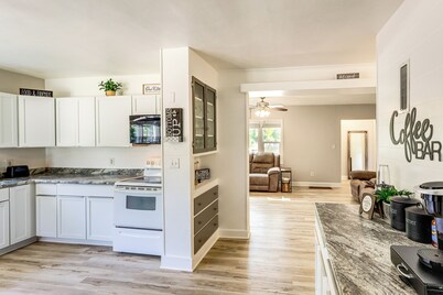 Half-mi to Dtwn Yankton & River: Charming Home!