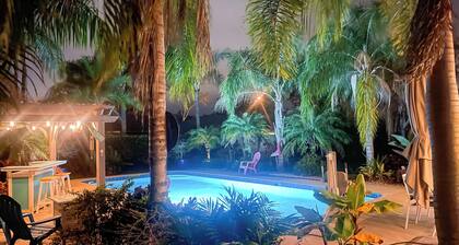 Outdoor Oasis w/ Bar & Lanai: Tavares Escape