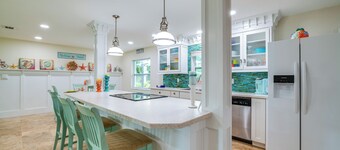 Outdoor Oasis w/ Bar & Lanai: Tavares Escape