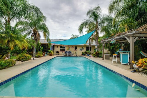 Outdoor Oasis w/ Bar & Lanai: Tavares Escape