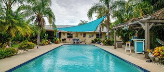 Outdoor Oasis w/ Bar & Lanai: Tavares Escape