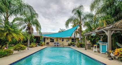 Outdoor Oasis w/ Bar & Lanai: Tavares Escape