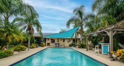 Outdoor Oasis w/ Bar & Lanai: Tavares Escape