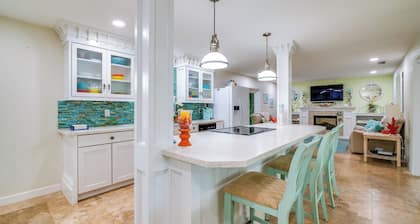 Outdoor Oasis w/ Bar & Lanai: Tavares Escape