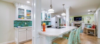 Outdoor Oasis w/ Bar & Lanai: Tavares Escape