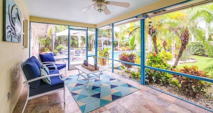 Outdoor Oasis w/ Bar & Lanai: Tavares Escape