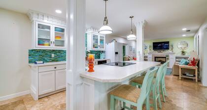 Outdoor Oasis w/ Bar & Lanai: Tavares Escape