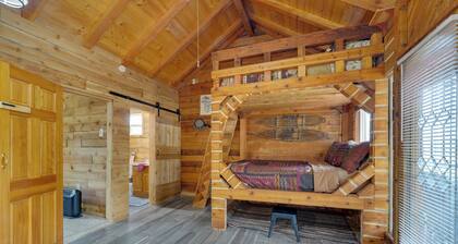7 Mi to Kenai River: Soldotna Cabin w/ Lake Access