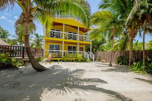 Nemo's Loft: Panoramic 2BR/2BA Beachfront View in Ambergris Caye