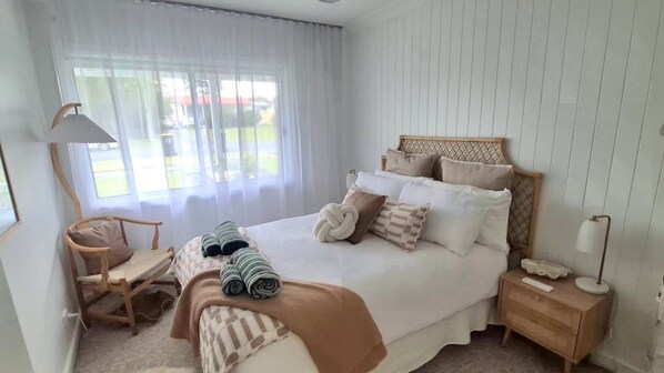 4 bedrooms, iron/ironing board, internet, bed sheets