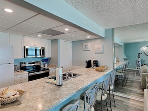 Réfrigérateur, four à micro-ondes, un four, surface de cuisson