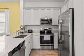 House, Multiple Beds, Patio, Garden View (Savannah Daydreamin’) | Private kitchen