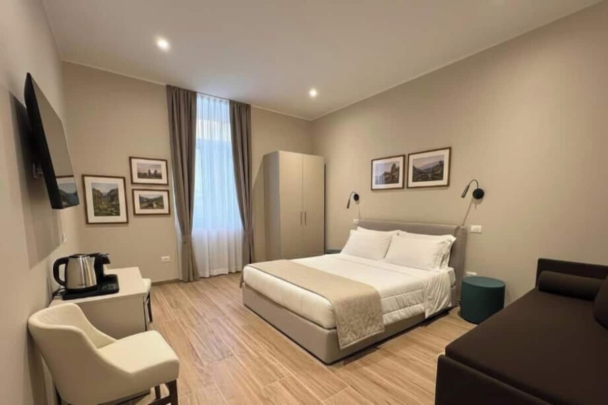 Phòng đôi hoặc 2 giường đơn Deluxe | Két bảo mật tại phòng, bàn, màn/rèm cản sáng 