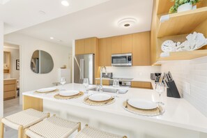 Réfrigérateur, four à micro-ondes, un four, surface de cuisson