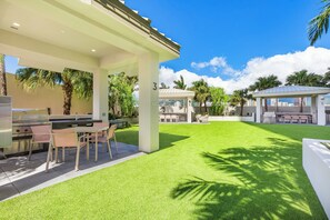 Outdoor dining - Sky Ala Moana Luxury Condo Offering MT Views and Top Amenities (Honolulu)