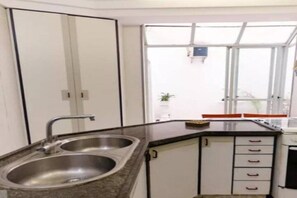 Mikrowelle, Ofen, Herdplatte, Wasserkocher mit Kaffee-/Teezubehör