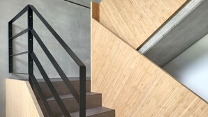 Una escalera moderna con barandilla de metal y peldaños de madera.