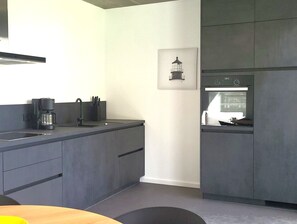 Fridge, oven, stovetop, dishwasher