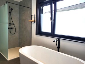 Dusche, kostenlose Toilettenartikel, Haartrockner, Handtücher