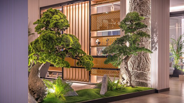 Un interior moderno con jardín zen, paneles de madera y pared de piedra.