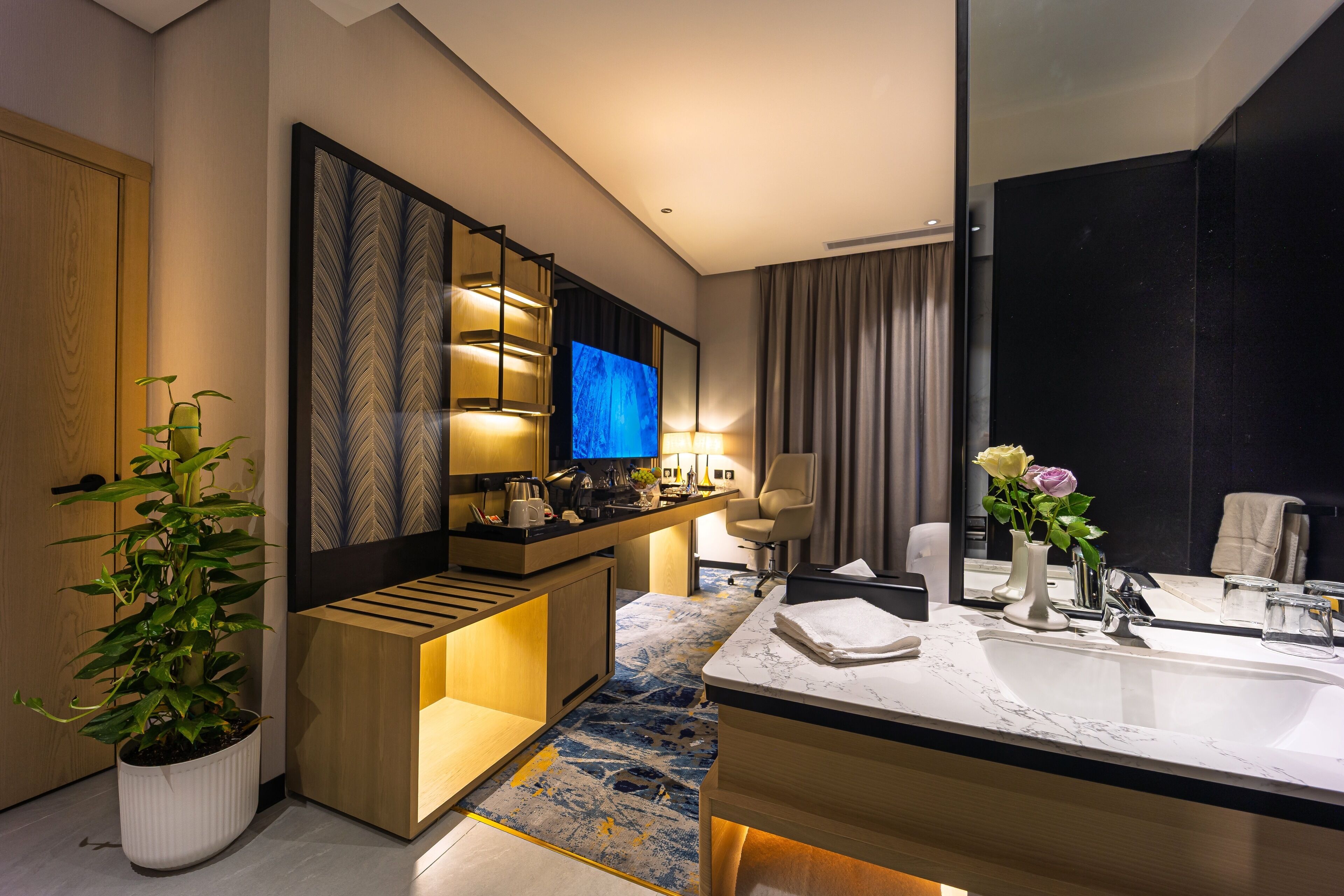 高級寢具、記憶床墊、客房內保險箱、書桌