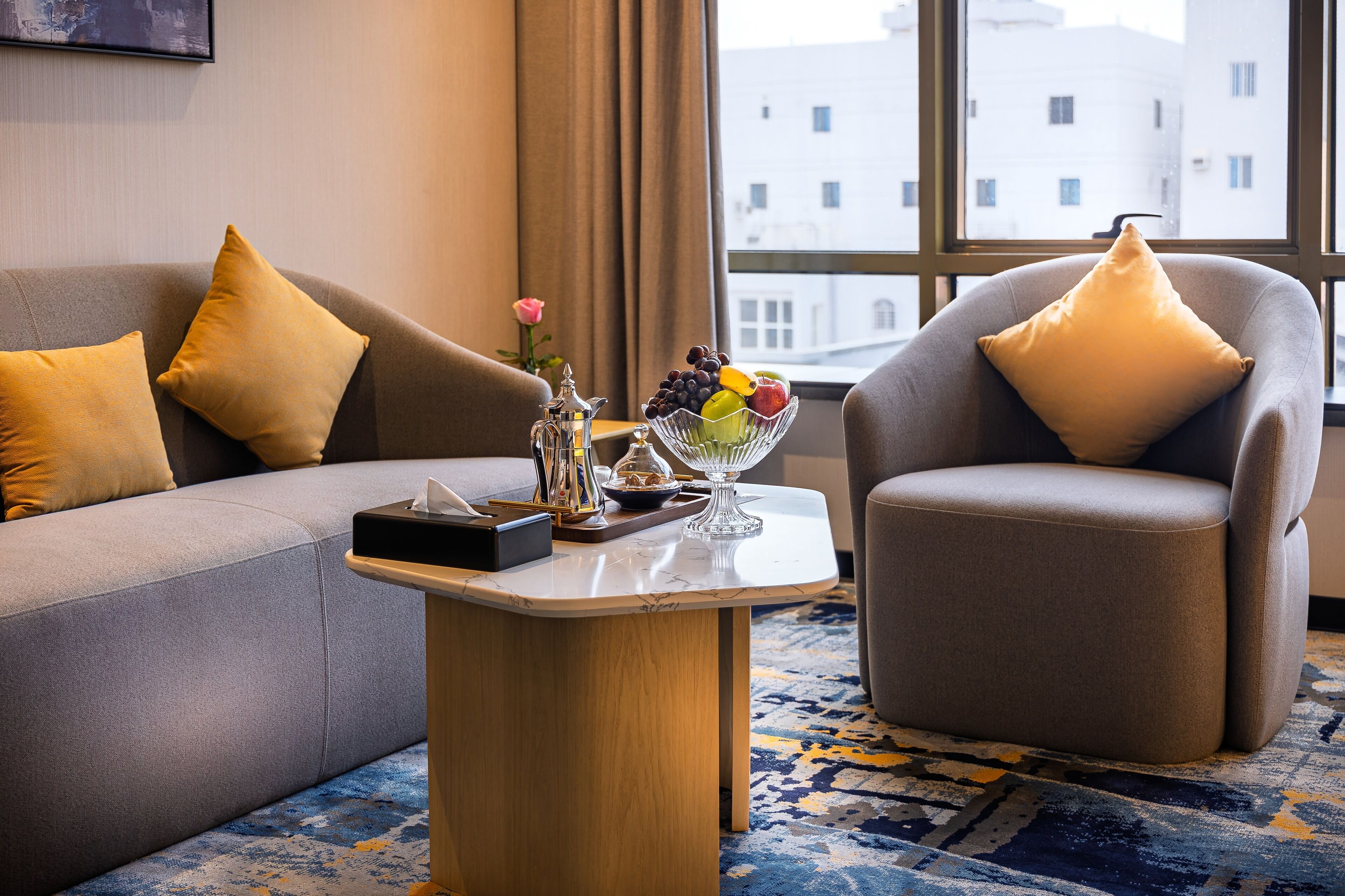 高級寝具、低反発ベッド、セーフティボックス (室内)、デスク