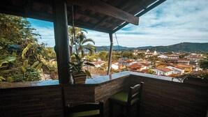 Un balcón con vistas a un pueblo y colinas.
