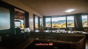 Una cocina con vistas a montañas, una cafetera y un letrero que dice "welcome".