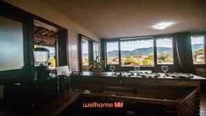 Kühlschrank, Ofen, Herdplatte, Wasserkocher mit Kaffee-/Teezubehör