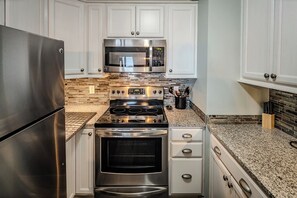 Kjøleskap, mikrobølgeovn, kokeplater og oppvaskmaskin