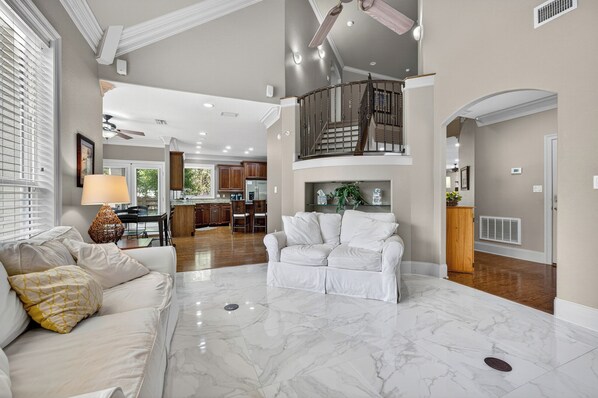 Téléviseur connecté, jeux vidéo, sélection de films, bureau