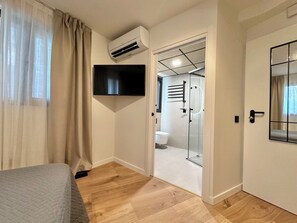 Deluxe Double Room, City View | Egyptian cotton sheets, premium bedding, memory foam beds, free WiFi - Hostal Rambla Alicante (Alicante)