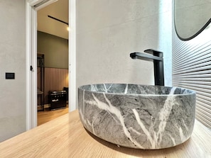 Deluxe Double Room, City View | Bathroom