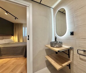 Deluxe tweepersoonskamer, uitzicht op de stad | Badkamer | Een douche, een regendouche, een haardroger, handdoeken