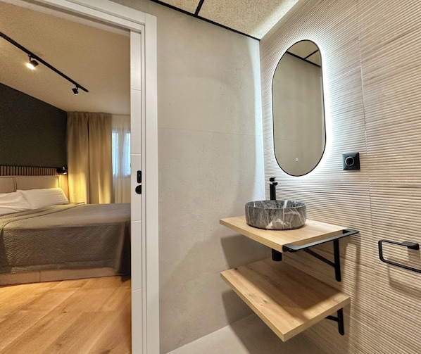 Chambre Deluxe double, vue sur la ville | Salle de bain | Douche, douche cascade, séchoir à cheveux, serviettes fournies