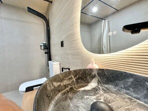 Habitación Deluxe doble, vistas a la ciudad | Baño | Ducha, cabezal de ducha tipo lluvia, secador de pelo y toallas