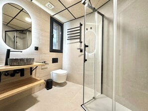 Chambre Deluxe double, vue sur la ville | Salle de bain | Douche, douche cascade, séchoir à cheveux, serviettes fournies