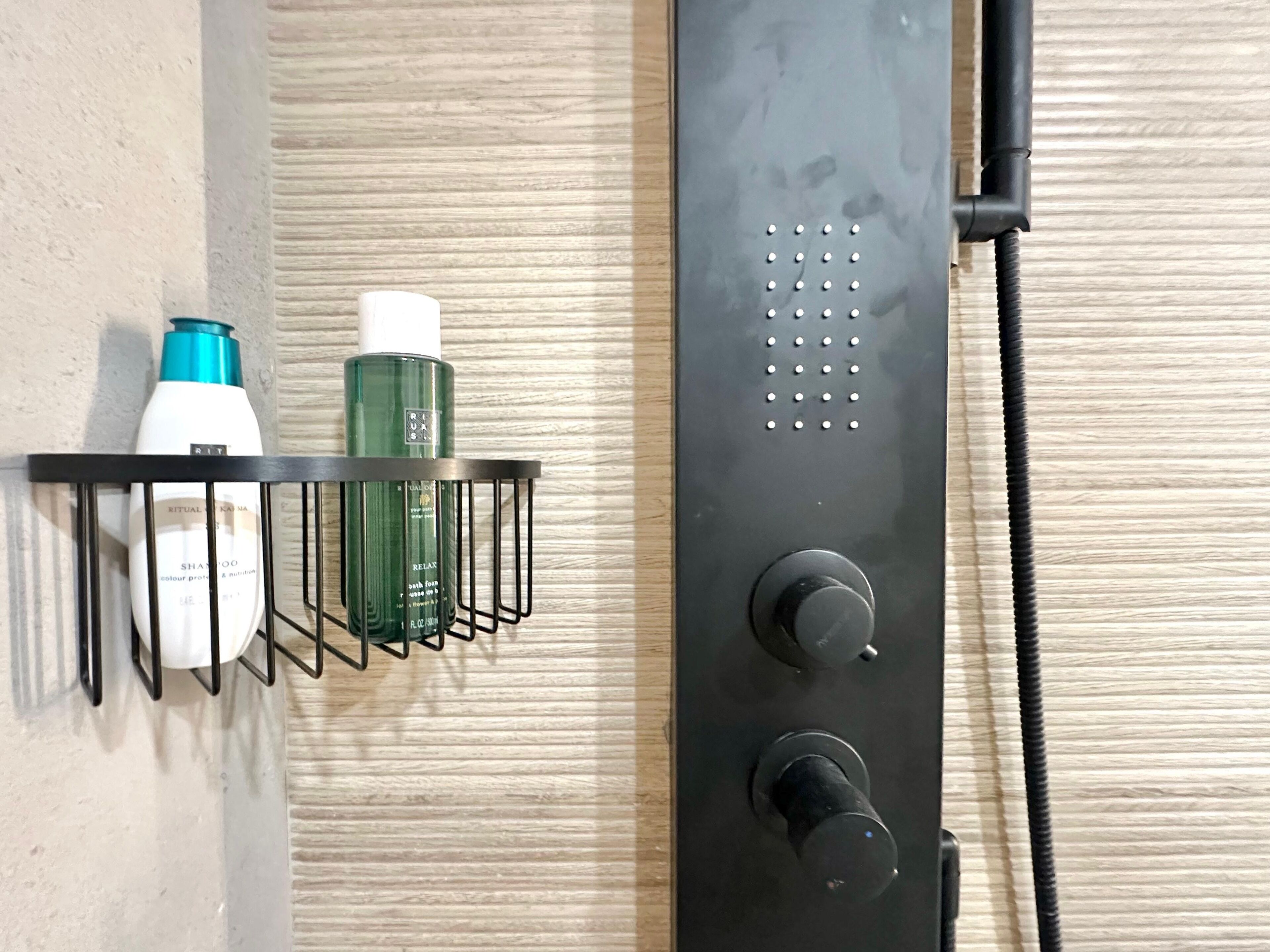 Habitació doble Deluxe, vistes a la ciutat | Bany | Dutxa, capçal de dutxa tipus cascada, assecador de cabells i tovalloles 