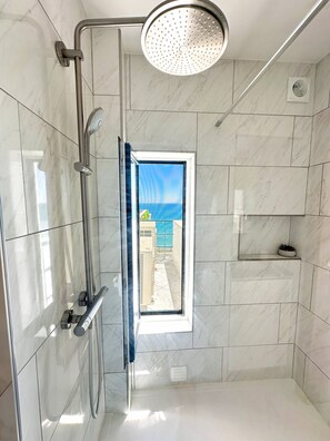 Dusche, Haartrockner, Handtücher