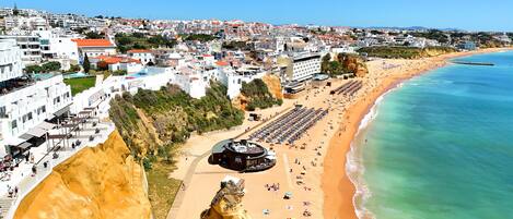 بالقرب من الشاطئ