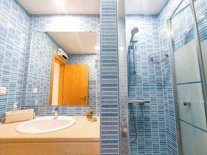 Regadera, secadora de cabello, bidet, toallas 