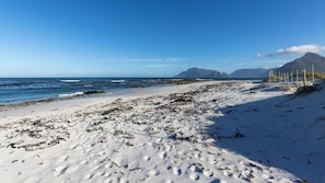 Sur la plage, chaise longue, serviettes de plage